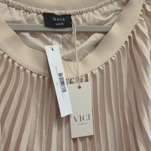 NWT VICI Full Pleated Maxi Skirt Ivory Satin Sheen, Elegant Neutral Flowy, Large - Picture 2 of 6